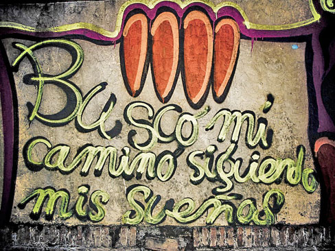 Foto de una pintada callejera que dice: 'Busco mi camino siguiendo mis sueños'