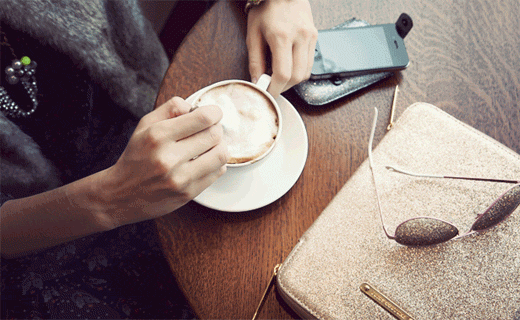 Imagem animada de uma mulher bebendo café