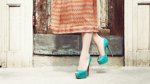 Foto con animazione di una donna elegante, dettaglio della gonna e delle scarpe