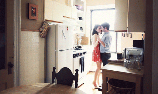 Imagem animada de um casal dançando na cozinha