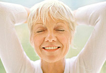 Foto de una mujer mayor sonriendo distendida