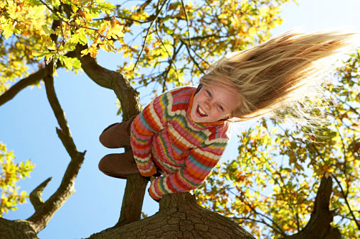 Foto de una niña feliz, despeinada