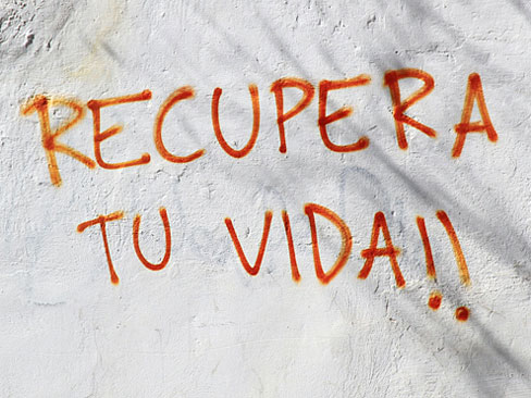 Foto de una pintada callejera que dice: 'Recupera tu vida!!'