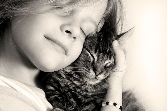 Foto di una bambina felice, con il suo gatto