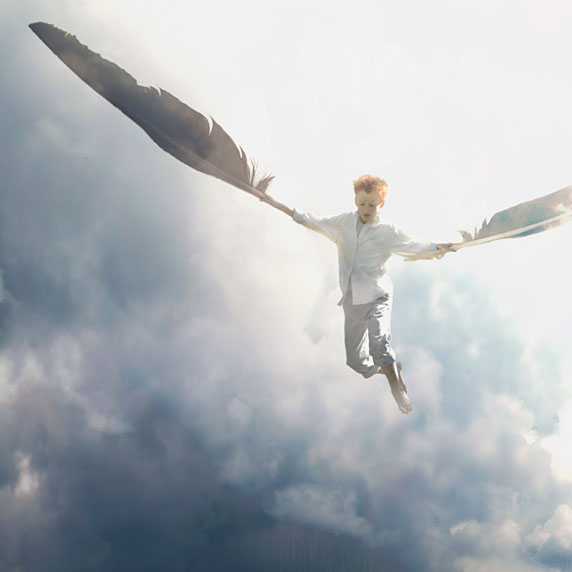 Un niño volando con la ayuda de dos plumas (Título: Air; Autor: Fiddleoak)